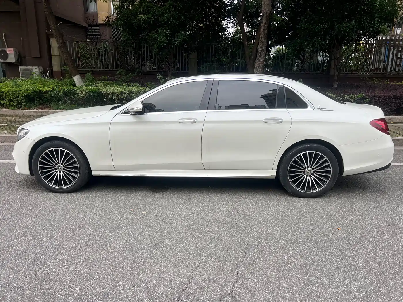 Mercedes-Benz E-Class 2017 E 200 L 4MATIC фото 5
