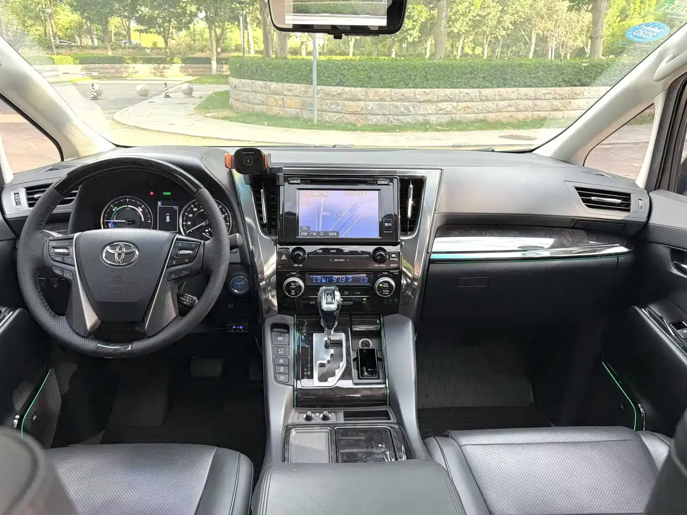 Toyota Vellfire 2019 Hybrid 2.5L HV Luxury Edition фото 5