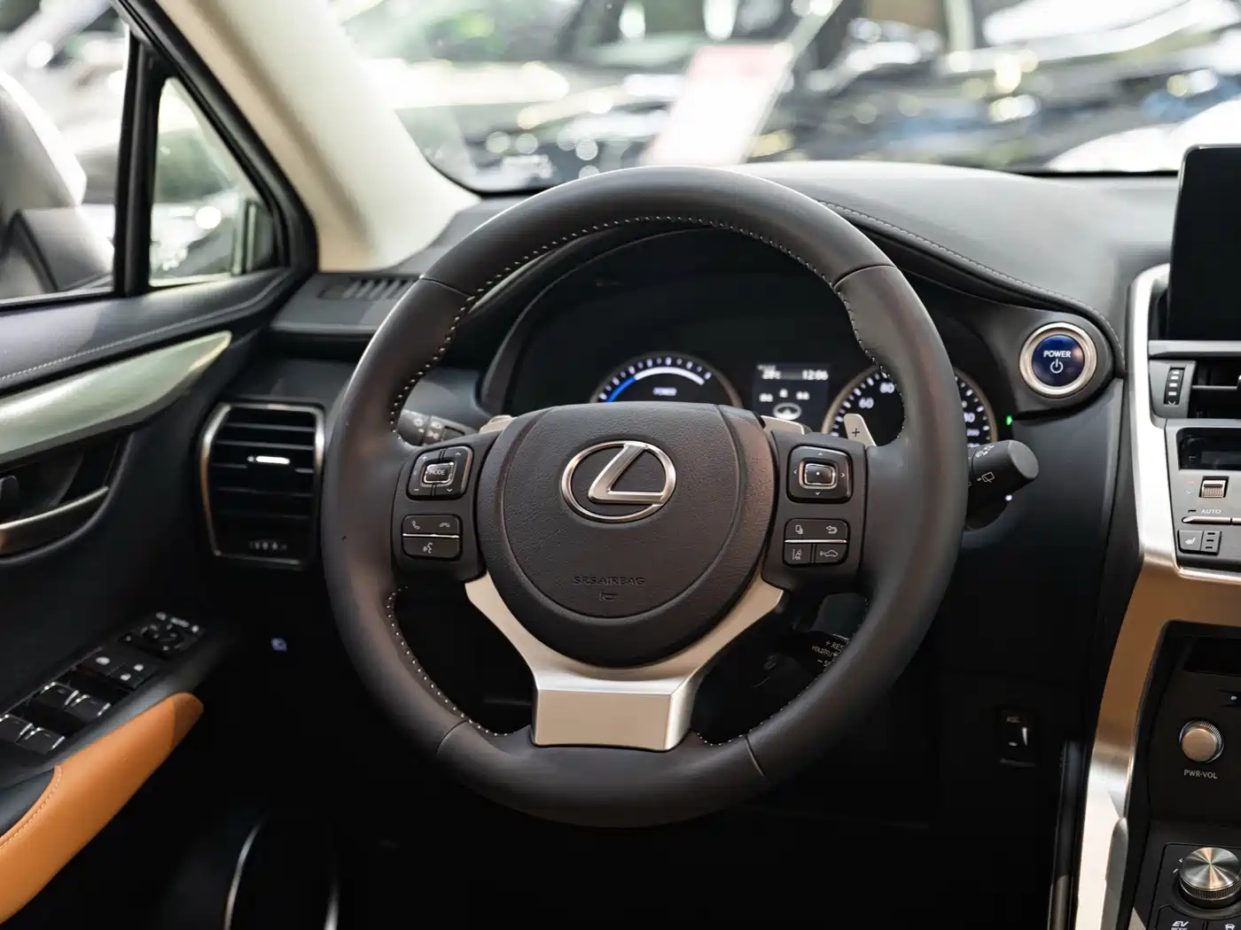 Фото 14 - Lexus NX