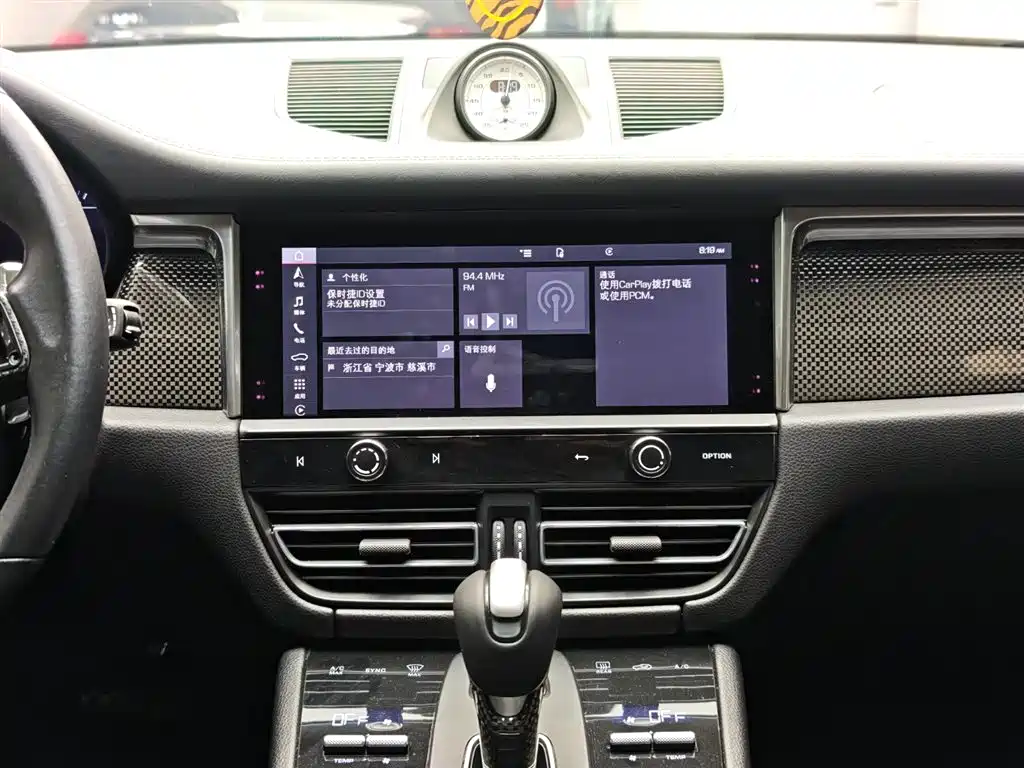 PORSCHE MACAN