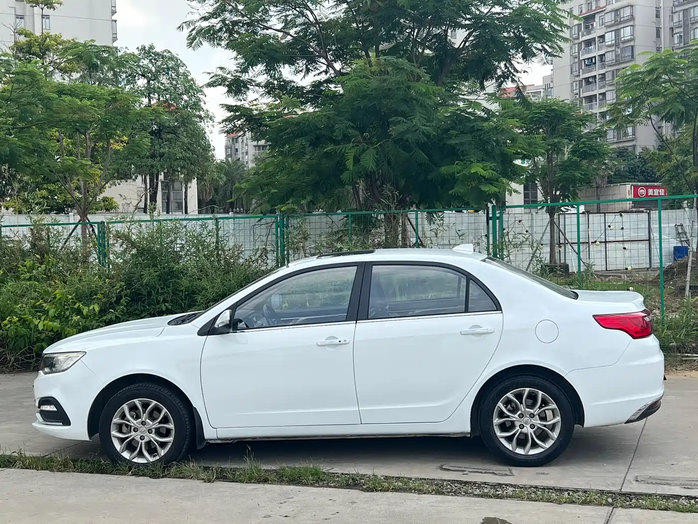 Фото 3 - Geely Vision