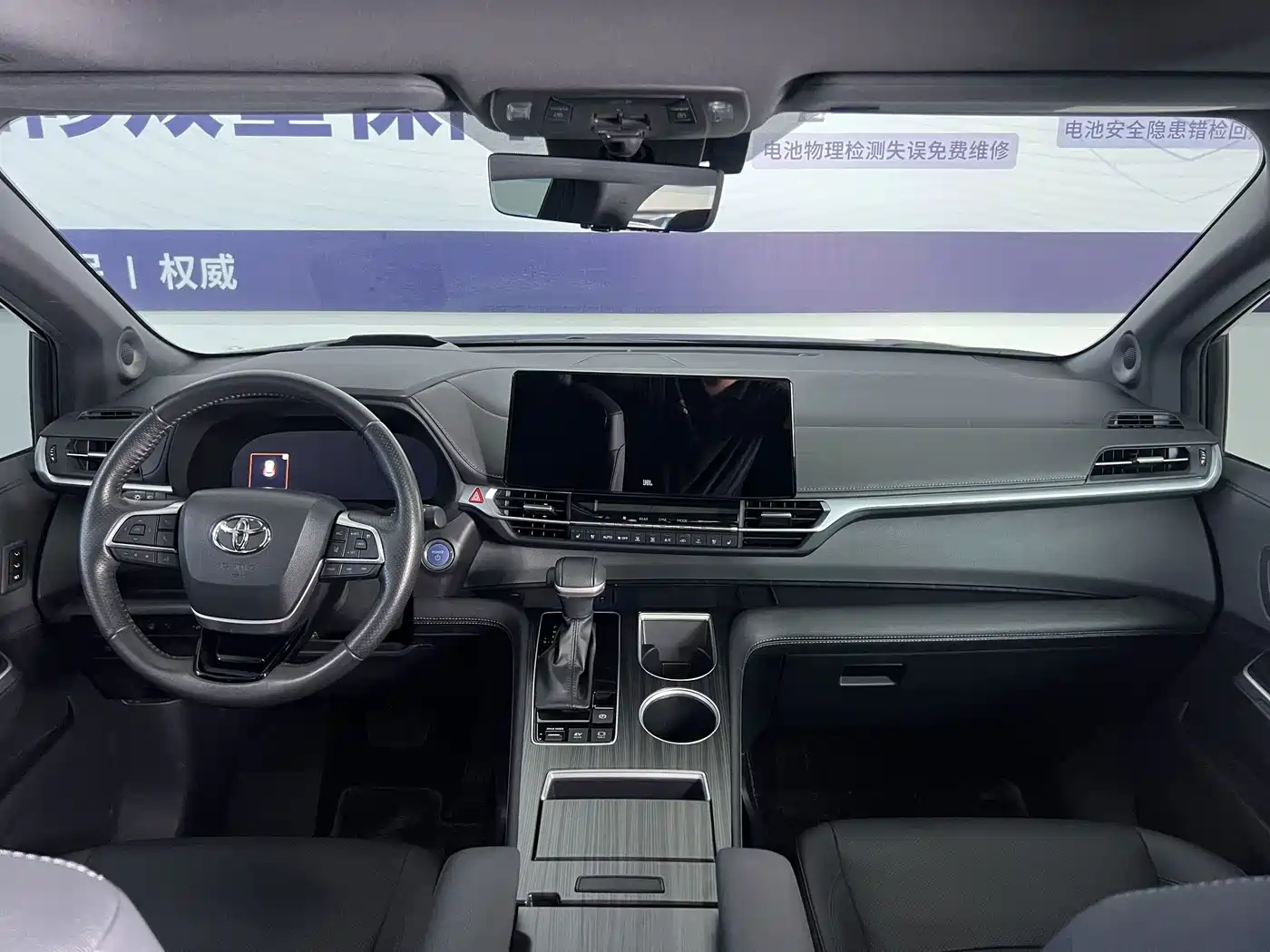 Toyota Sienna 2021 2.5L Hybrid Platinum Edition фото 3
