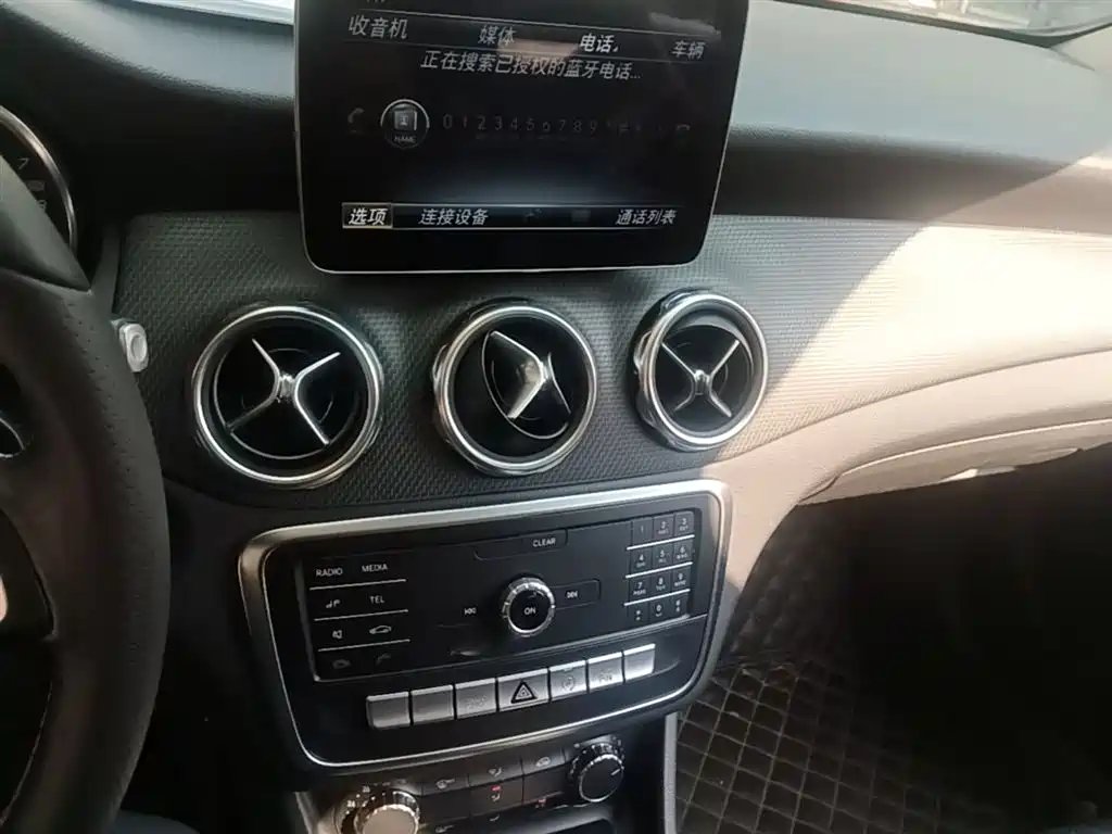 Mercedes-Benz GLA 2018 GLA 200 Dynamic фото 13