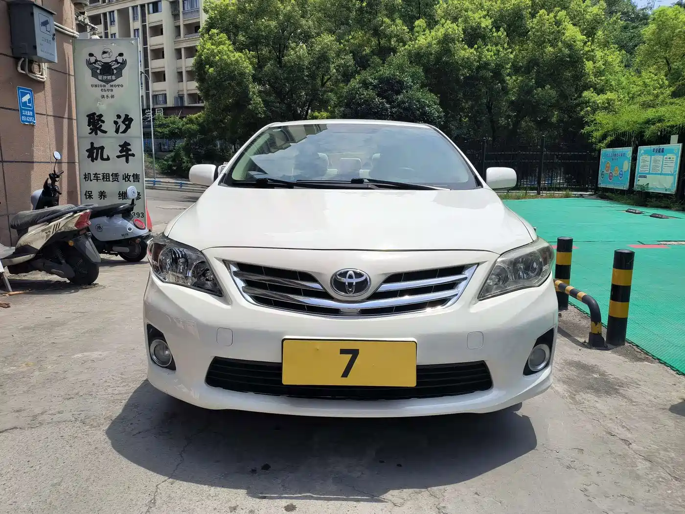 Фото 2 - Toyota Corolla