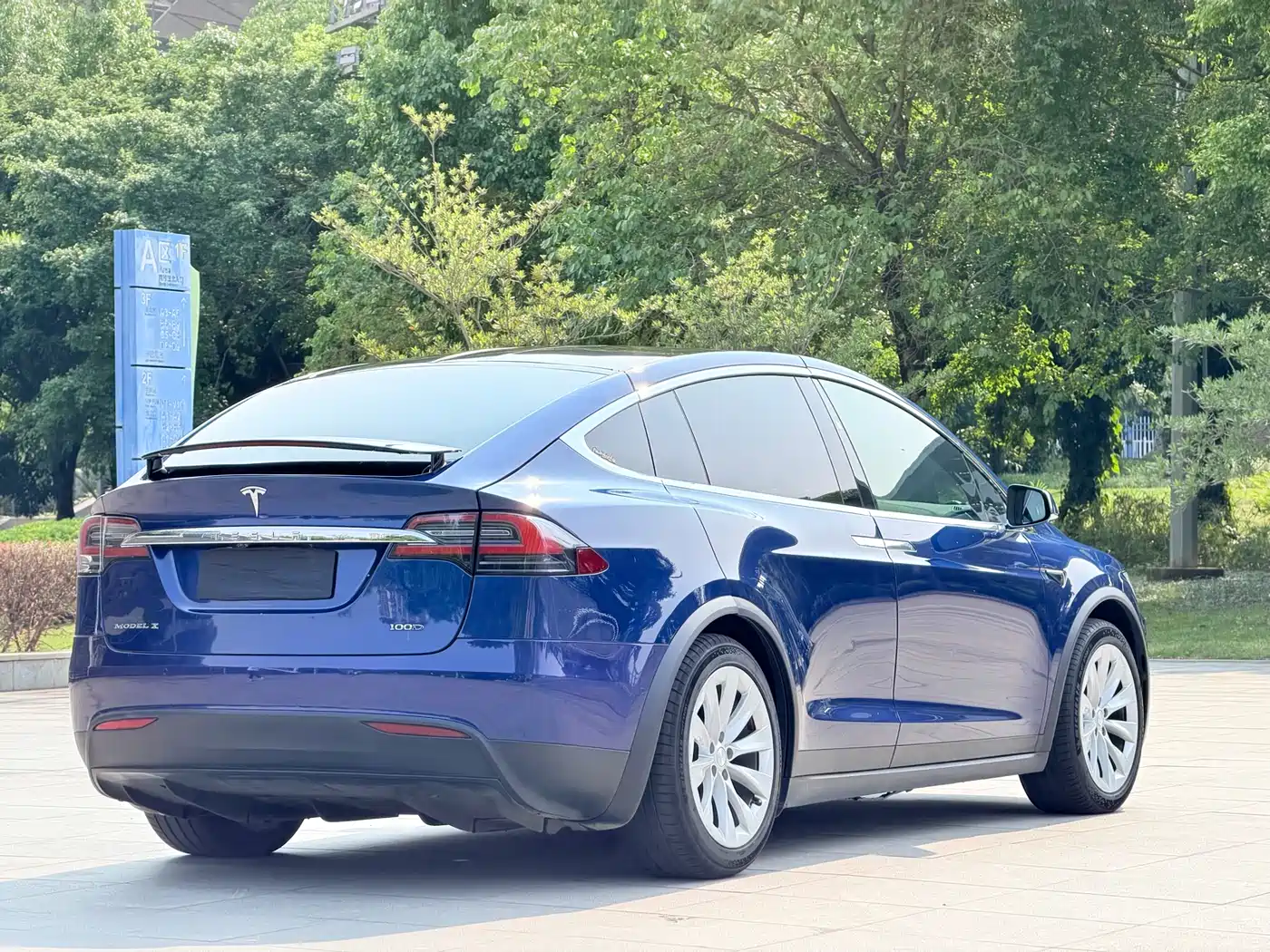 TESLA MODEL X
