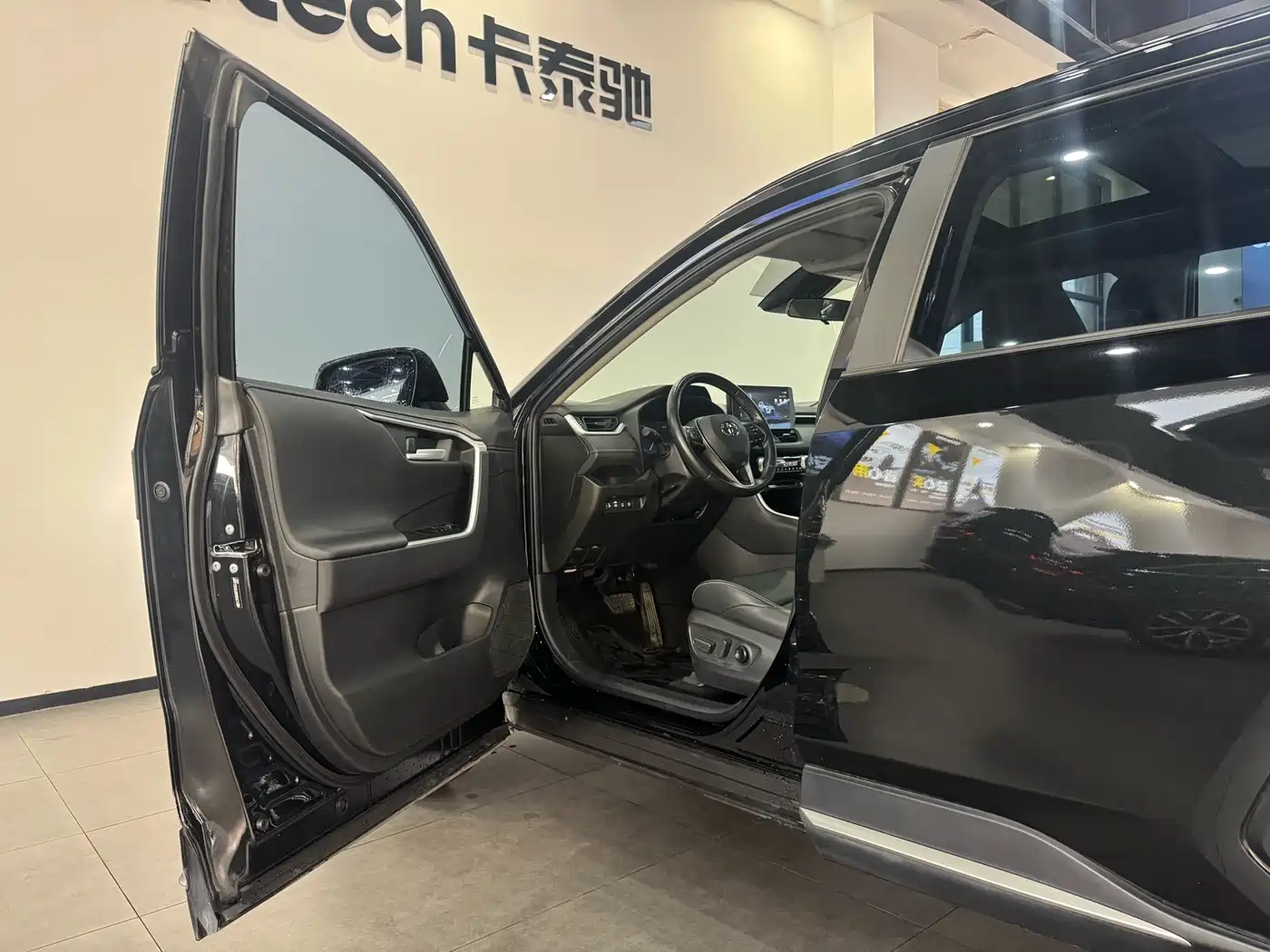 Toyota Wildlander 2022 2.0L CVT FWD Luxury PLUS Edition фото 11