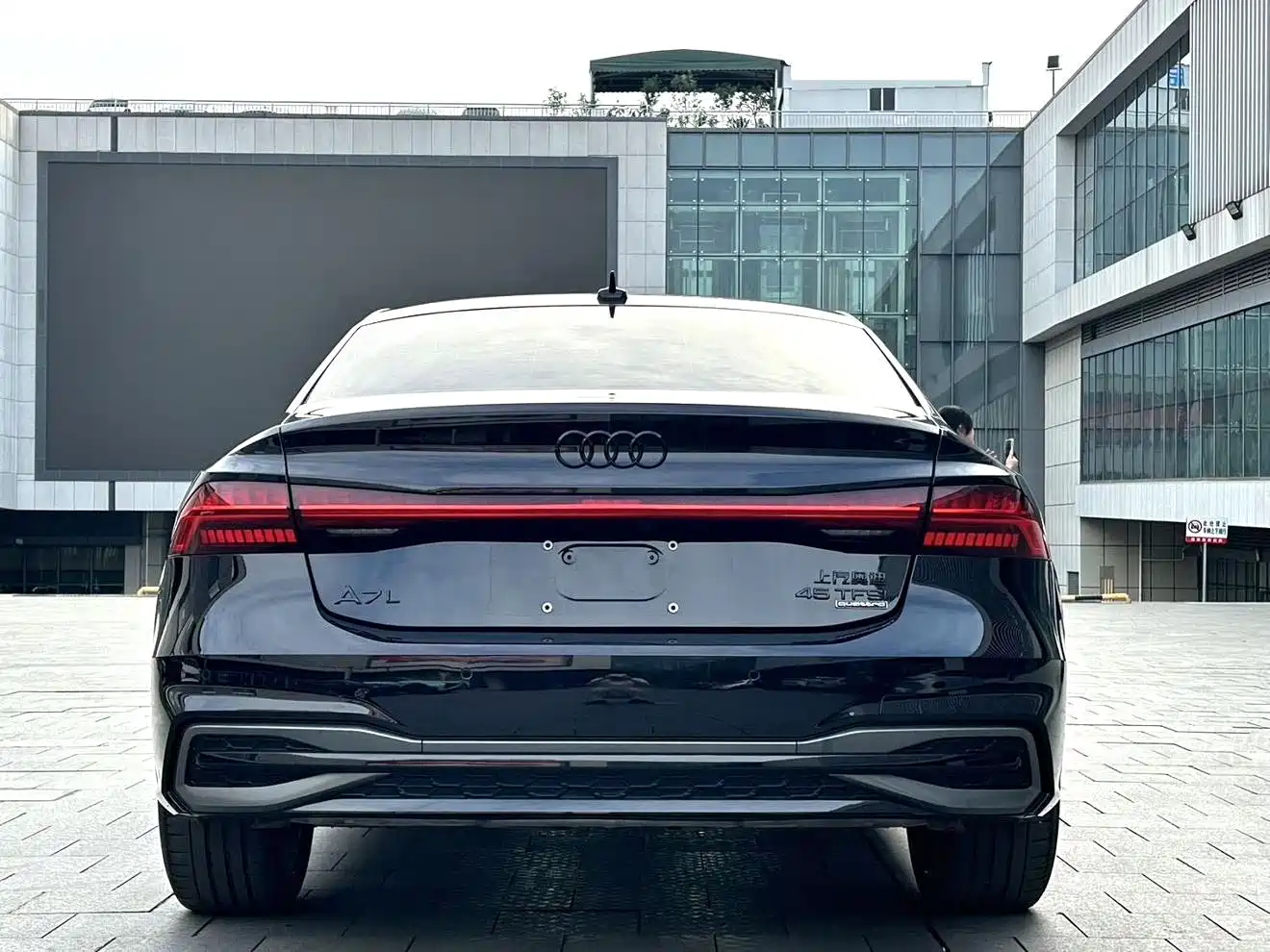 Audi A7L 2025 Model Year 45 TFSI quattro Black Knight Edition фото 9