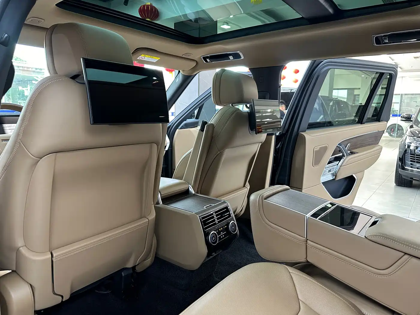 Land Rover Range Rover 2024 3.0 L6 400PS Genesis Extended фото 16