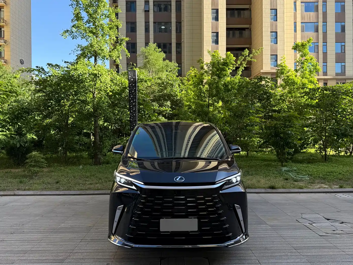 Lexus LM 2025 Model 500h Four-Seater Imperial Edition фото 3