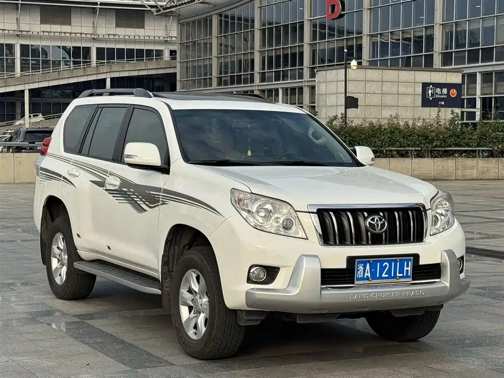 Toyota Prado 2010 4.0L Automatic TX-L фото 3