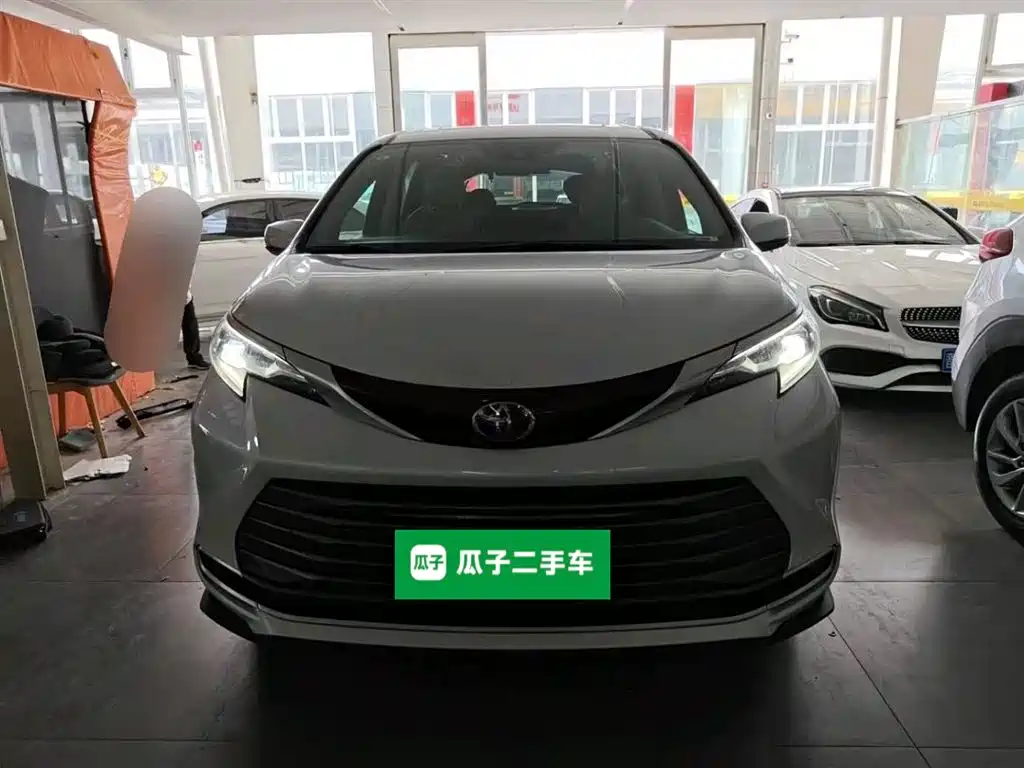 Toyota Sienna 2021 2.5L Hybrid Premium Edition фото 3