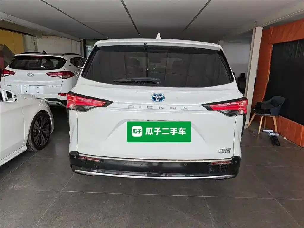 Toyota Sienna 2021 2.5L Hybrid Premium Edition фото 6