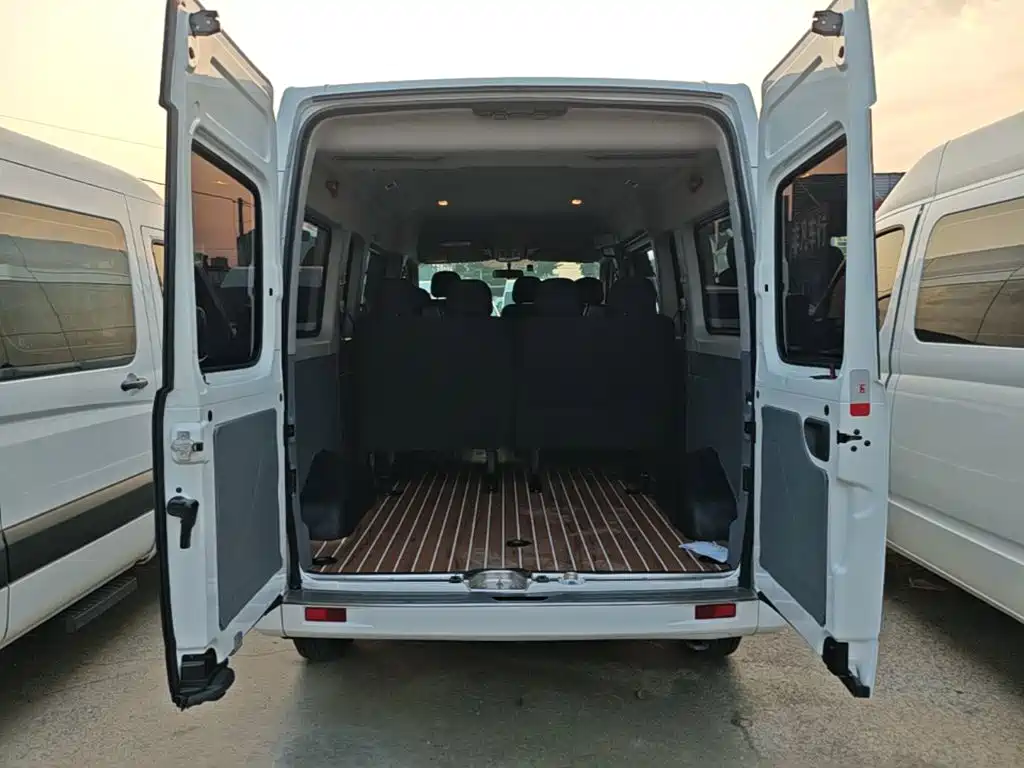 SAIC Maxus Xintu V80 2025 2024 Model Year Aoyunton Value Edition 6MT Long Wheelbase Medium Roof 127Ps 6/7/8/9-Seater