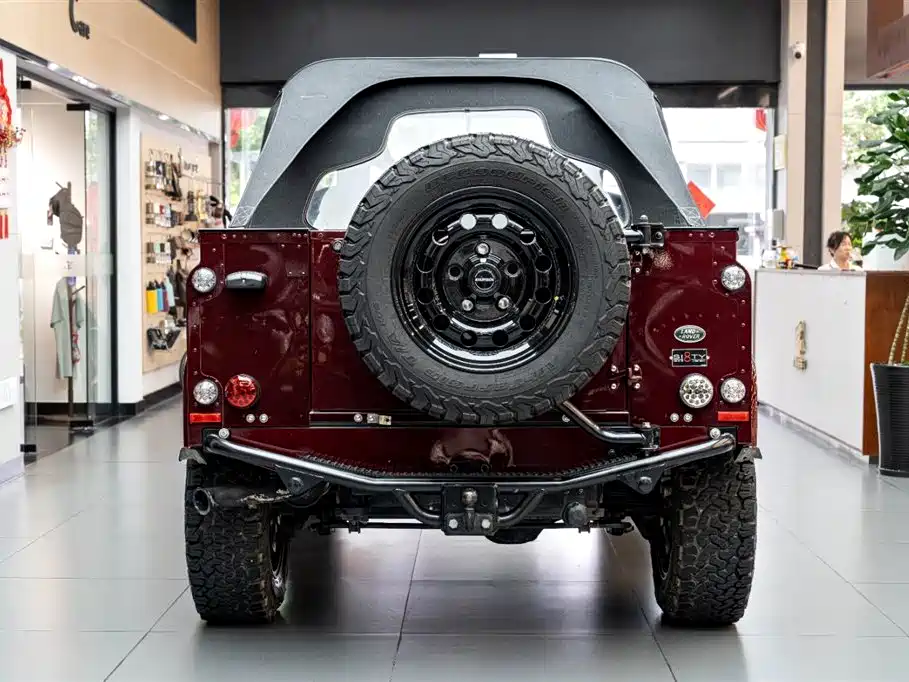 Land Rover Defender фото 9