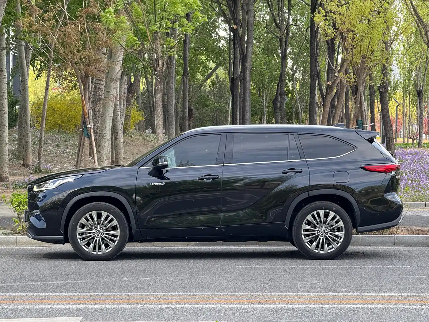 Toyota Highlander 2022 Model Dual Engine 2.5L 4WD Premium Edition 7-Seater фото 3