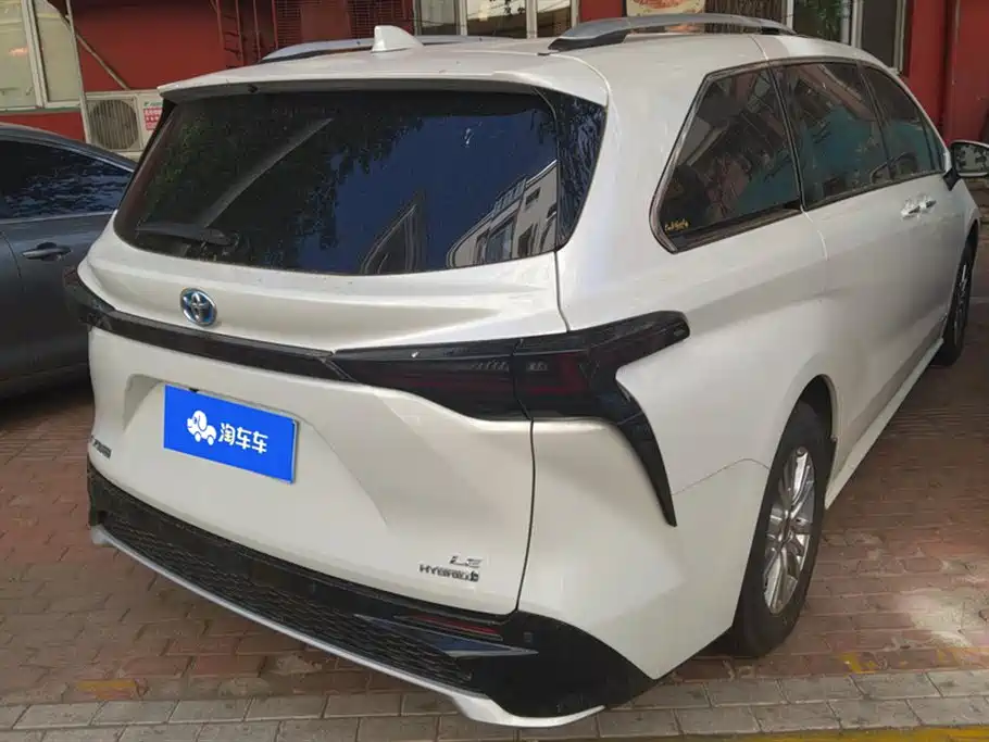 Toyota Sienna 2023 2.5L Hybrid Comfort Edition фото 3