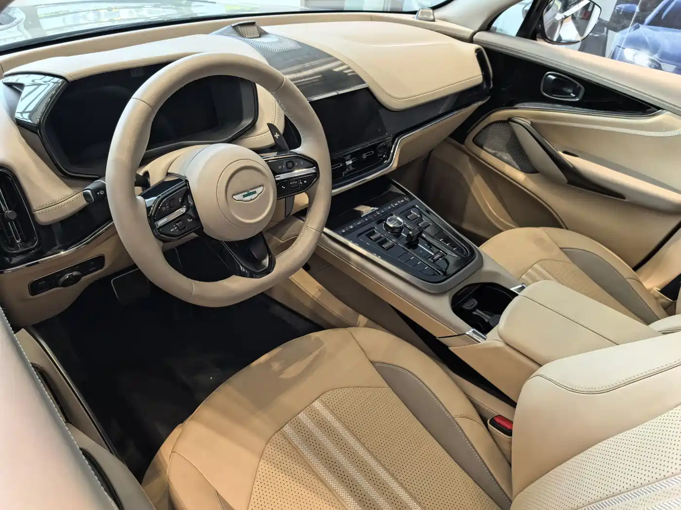 Aston Martin DBX 2025 4.0T V8 707 фото 8