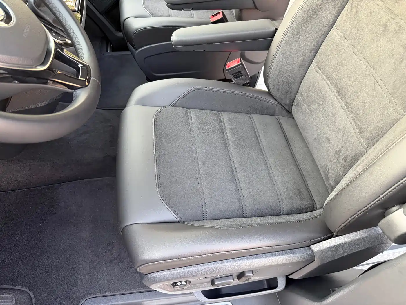 Volkswagen Multivan 2019 2.0TSI 4WD Premium 7-seater фото 16