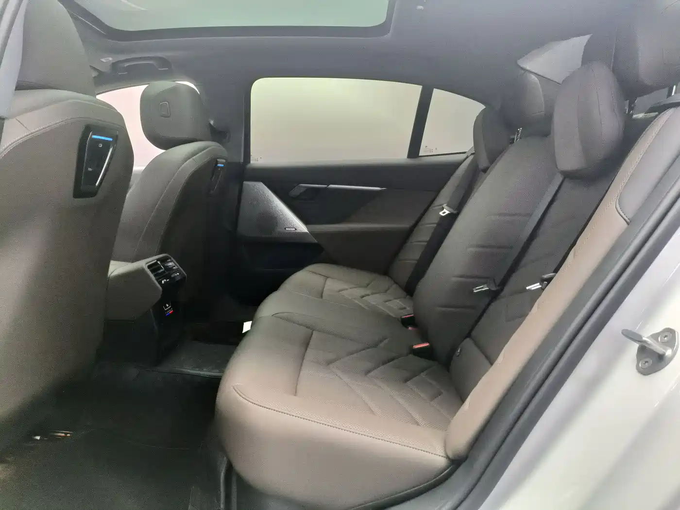 BMW 5 Series 2025 530Li Leading Luxury Package фото 5