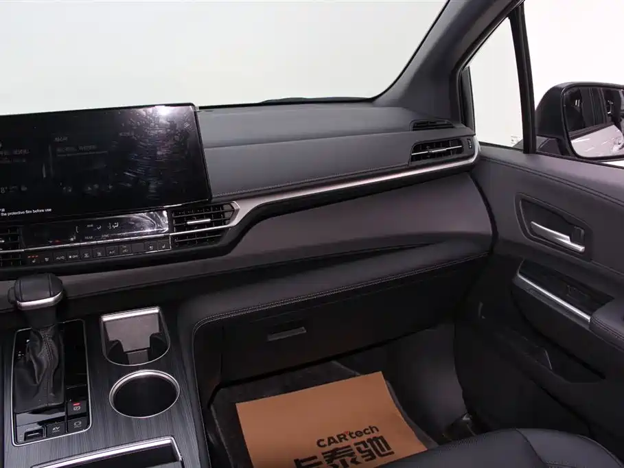 Toyota Sienna 2023 2.5L Hybrid Premium Edition фото 12