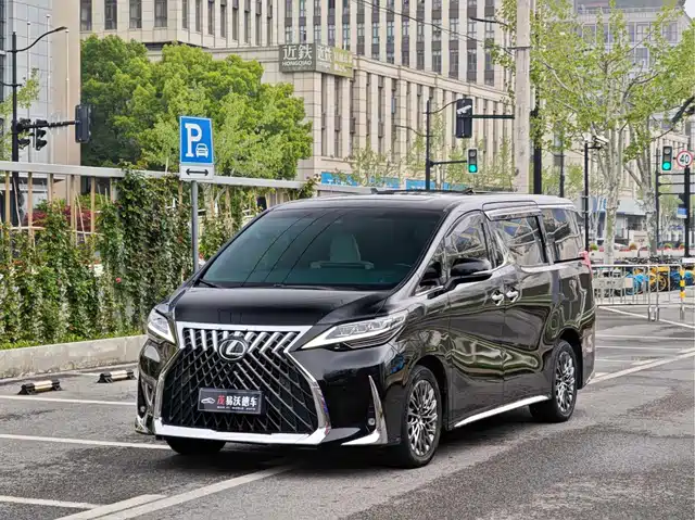 Lexus LM 350h