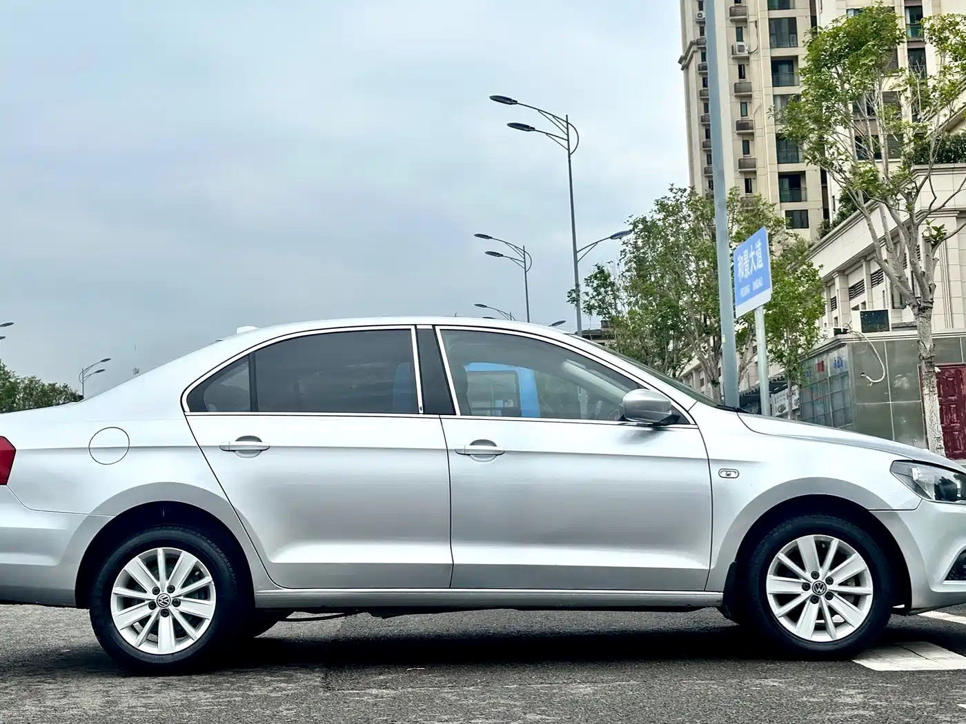 Volkswagen Jetta 2015 1.6L Automatic Luxury фото 7