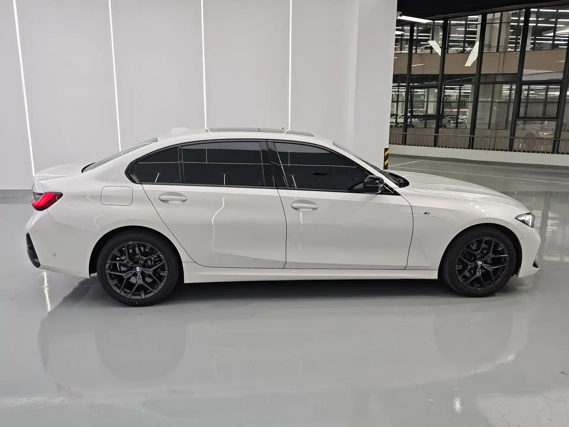 Photo 3 - BMW 3 Series