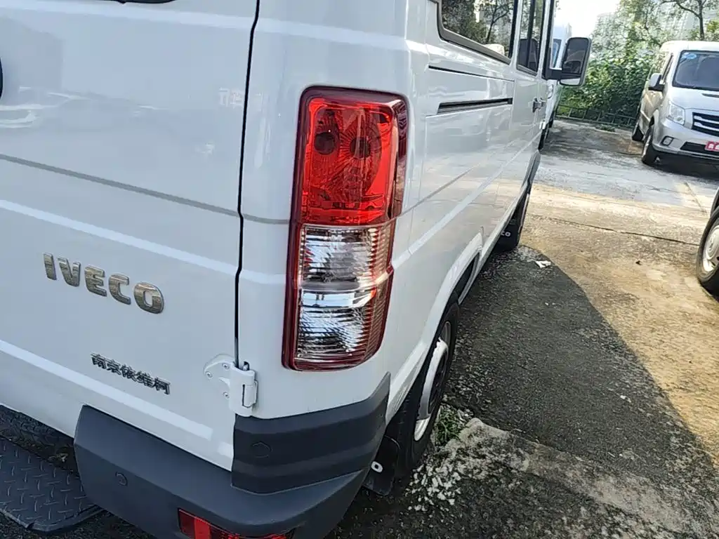 Iveco Daily 2022 2021 Model 2.5T A35 M1 Passenger Vehicle 5-9 Seats Short Wheelbase Medium Roof Single Tire Sliding Door