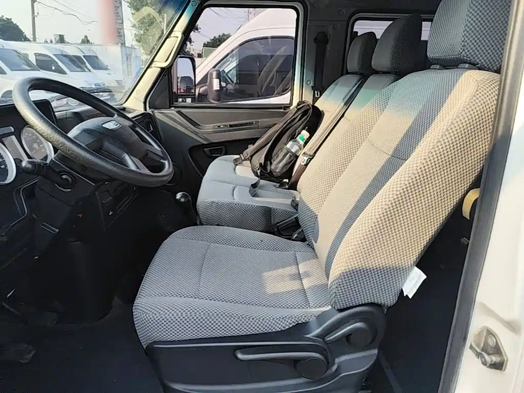 Iveco Daily 2022 2021 Model 2.5T A35 M1 Passenger Vehicle 5-9 Seats Short Wheelbase Medium Roof Single Tire Sliding Door