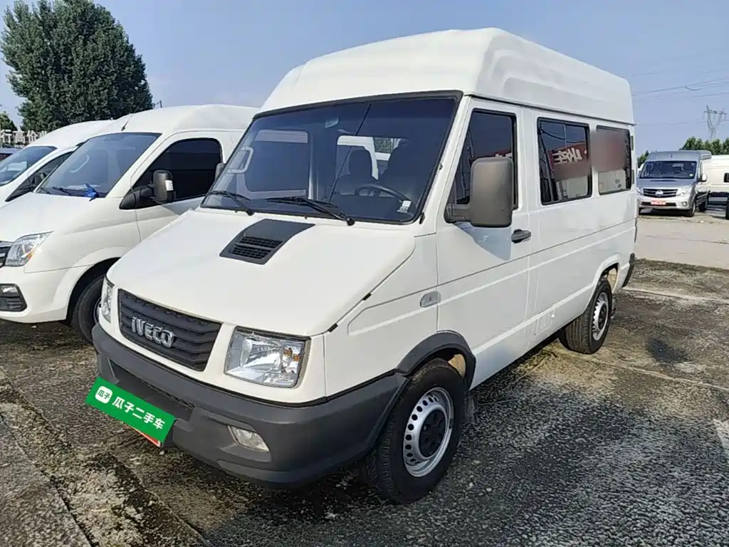 Iveco Daily 2022 2021 Model 2.5T A35 M1 Passenger Vehicle 5-9 Seats Short Wheelbase Medium Roof Single Tire Sliding Door