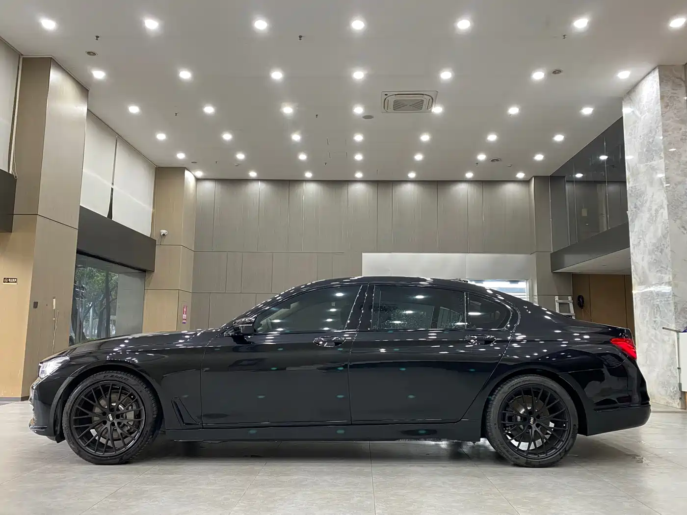 BMW 7 Series 2017 730Li Leading Edition фото 14