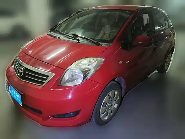 Toyota Yaris 2011 1.6E Auto Charm Edition — фото 1