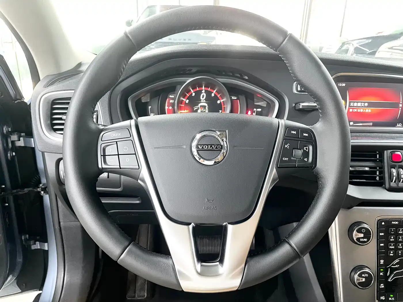 Фото 11 - Volvo V40