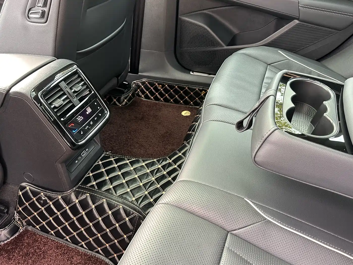 Volkswagen Passat 2023 330TSI Premium Edition фото 18