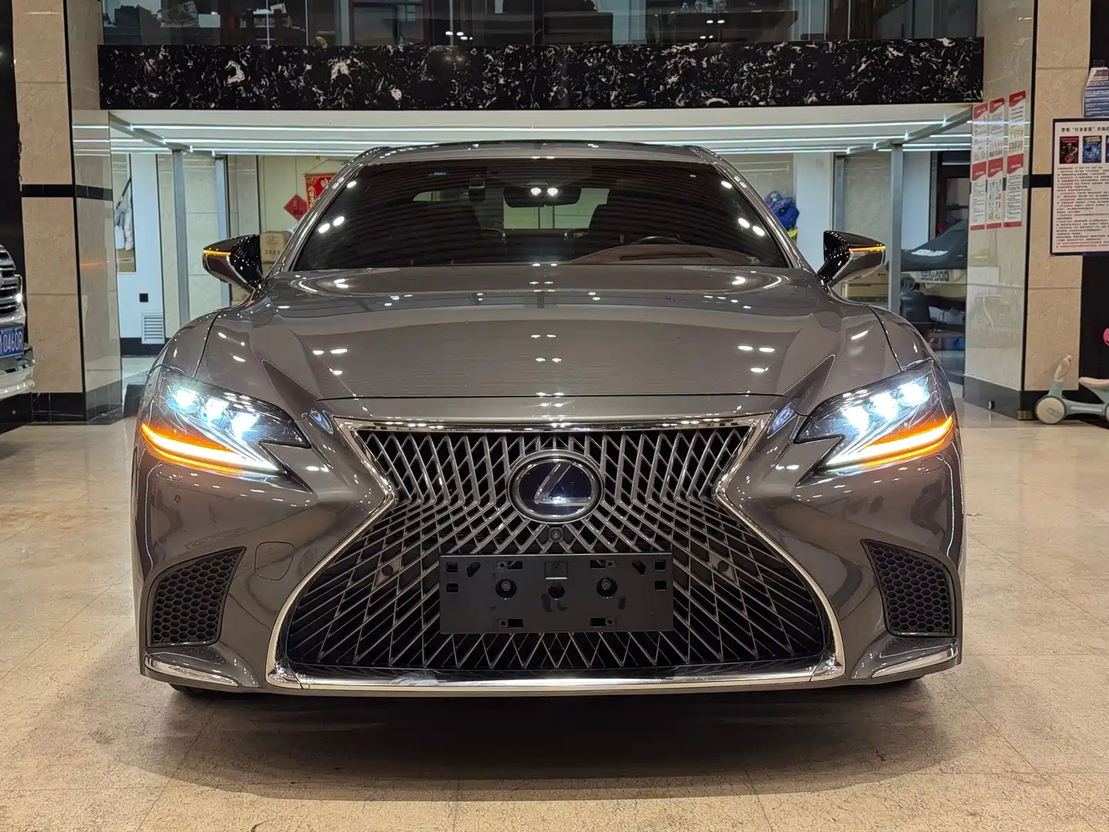 Фото 2 - Lexus LS