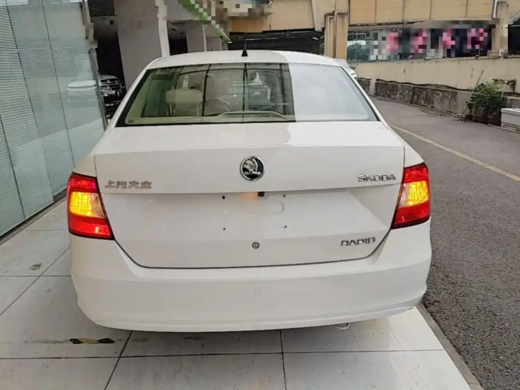 Škoda Rapid 2015 1.6L Manual Smart Selection фото 6