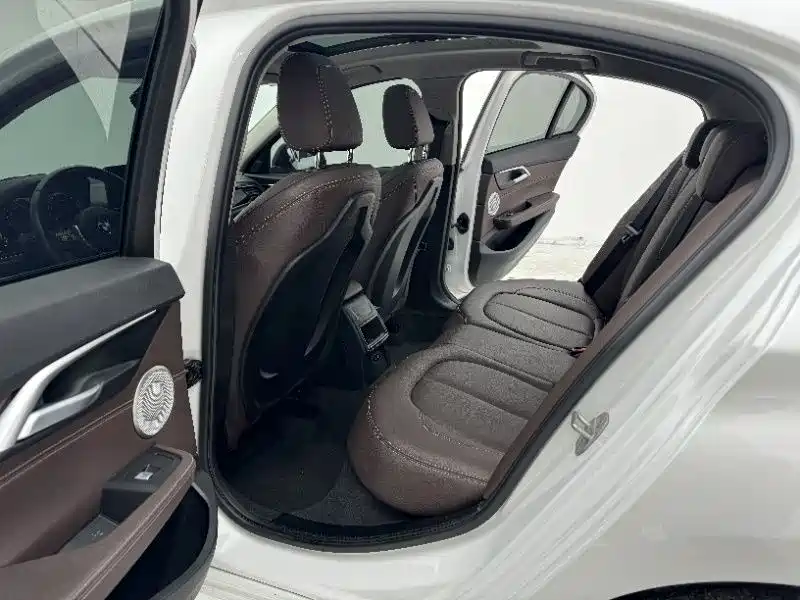 BMW 1 Series 2023 120i M Sport Shadow Edition фото 7