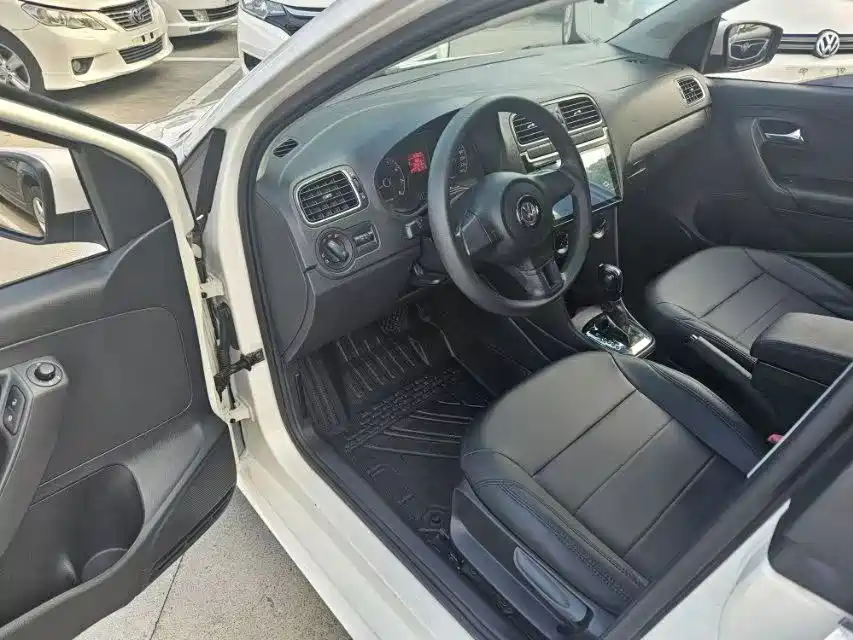Volkswagen Polo 2011 1.4L Automatic Style Edition фото 5