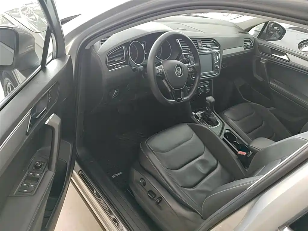 Volkswagen Tiguan L 2018 330TSI Automatic 2WD Luxury Edition фото 16