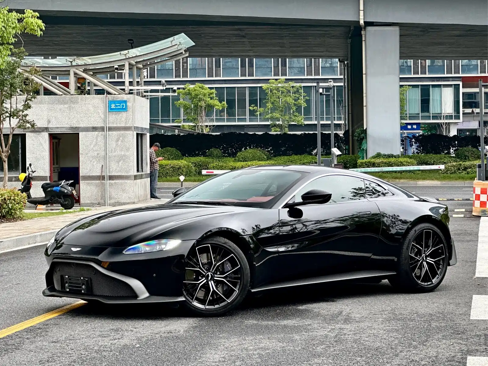 Фото 1 - Aston Martin Vantage