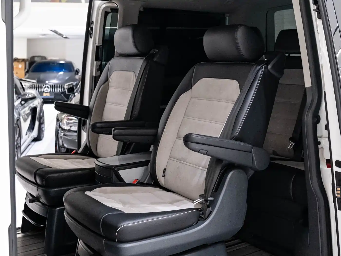 Volkswagen Multivan 2018 2.0TSI 4WD Leisure Edition 7-Seater фото 7