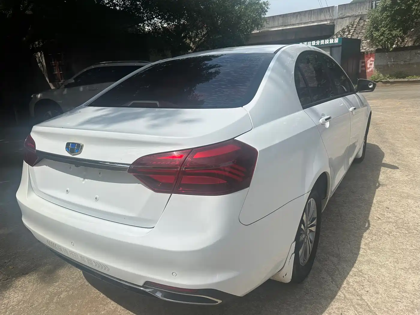 Фото 8 - Geely Emgrand