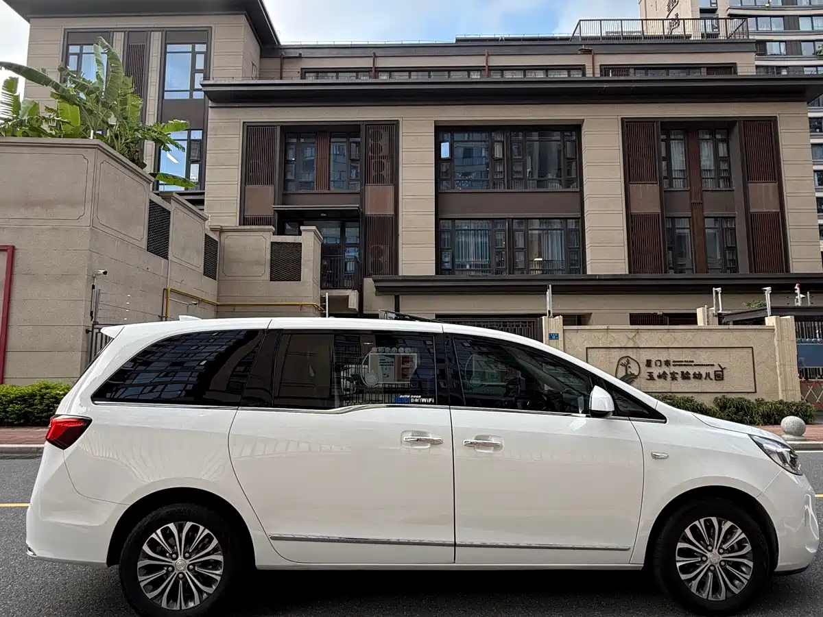 Photo 7 - Buick GL8