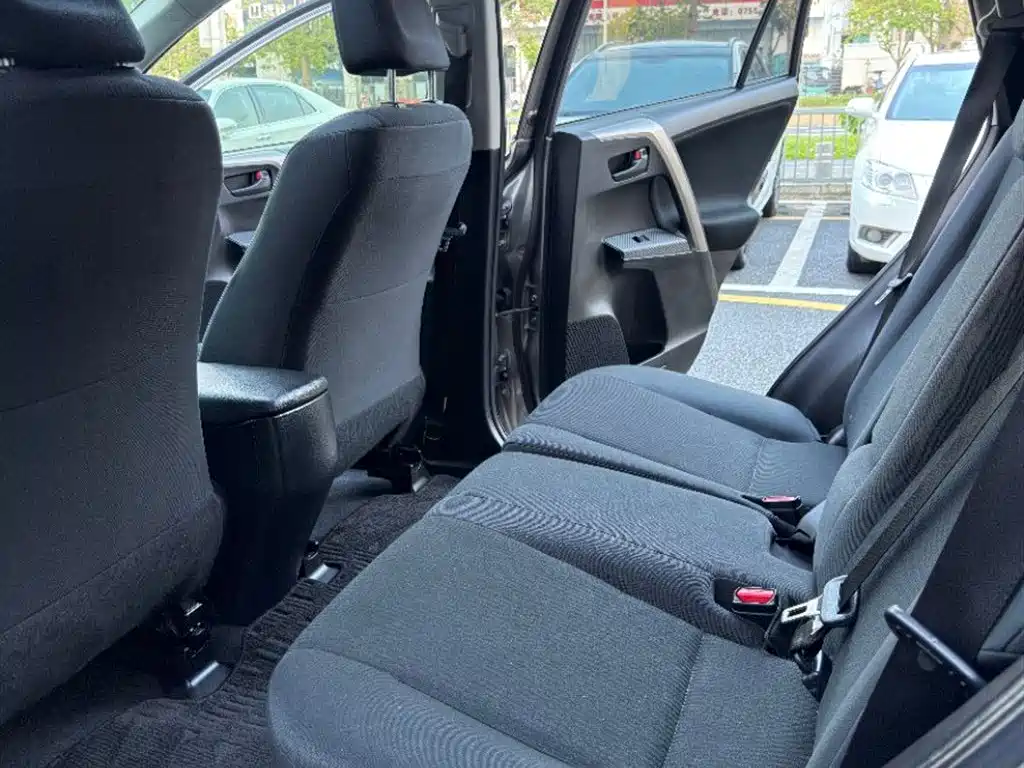 Toyota RAV4 Rongfang 2015 2.0L CVT 2WD Trend Edition фото 7