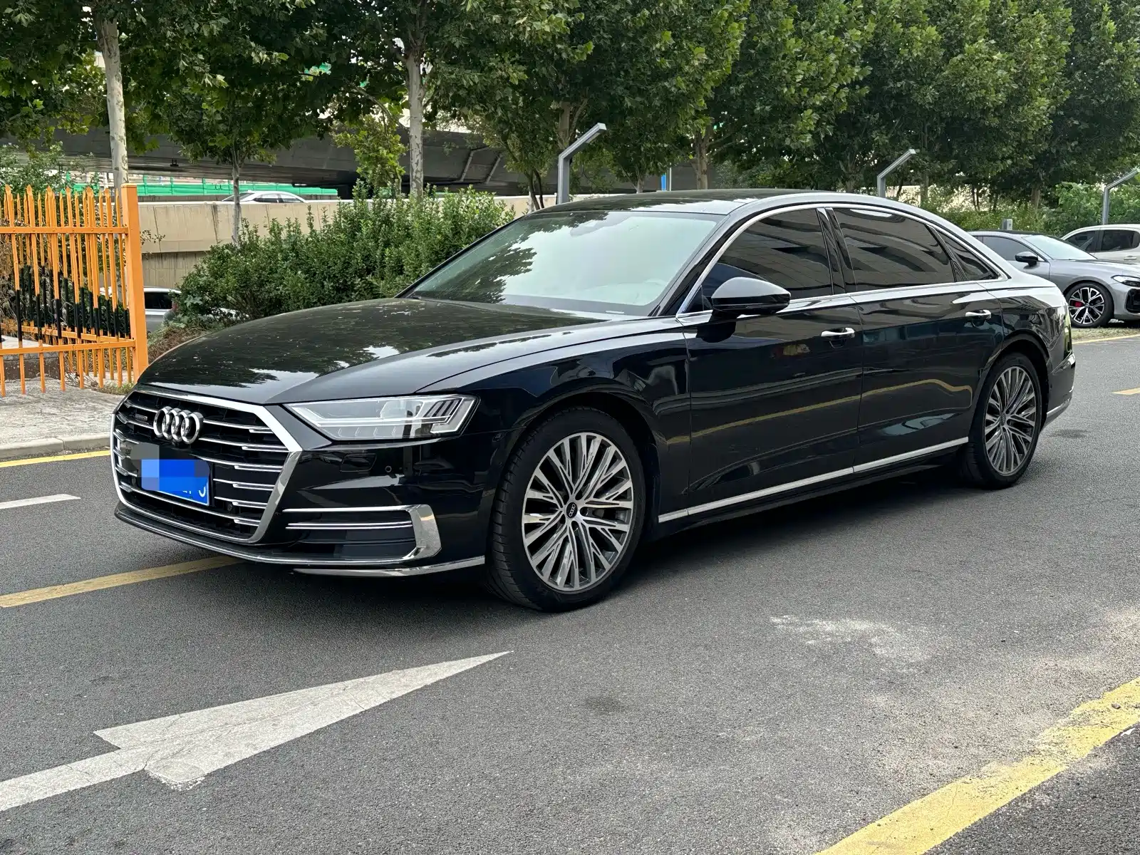 Фото 1 - Audi A8