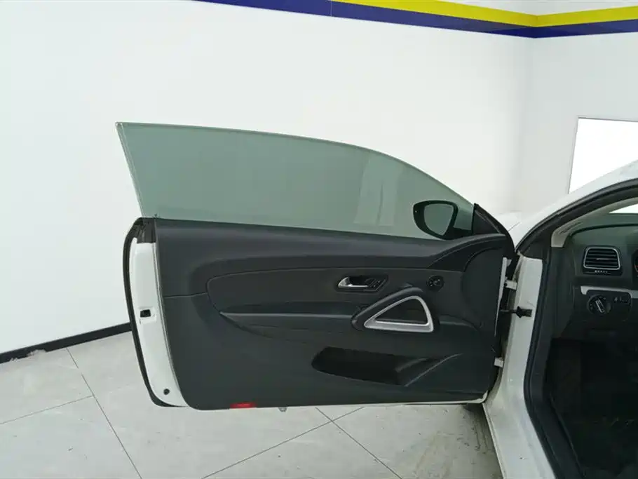 Volkswagen Scirocco 2015 1.4TSI Trend Edition фото 7
