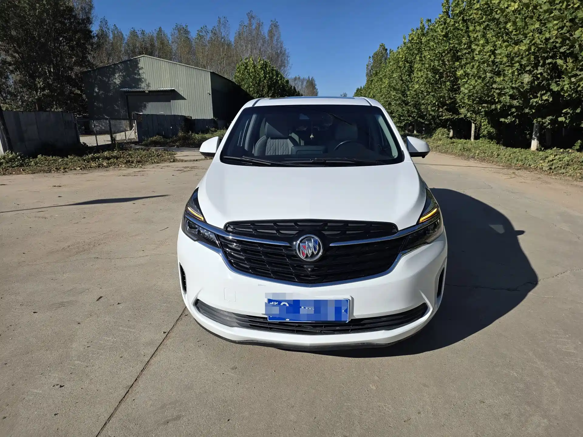 Photo 2 - Buick GL8