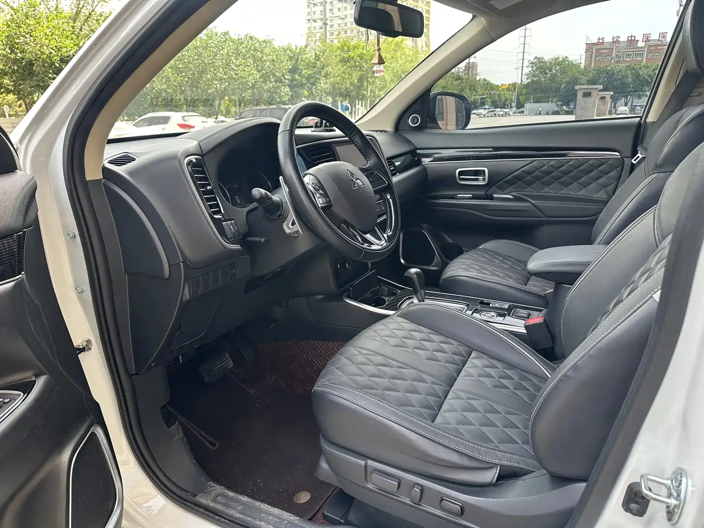 MITSUBISHI OUTLANDER