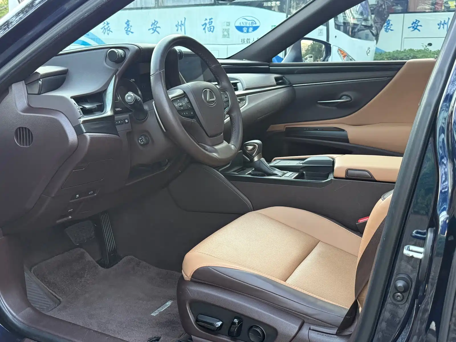 Фото 14 - Lexus ES