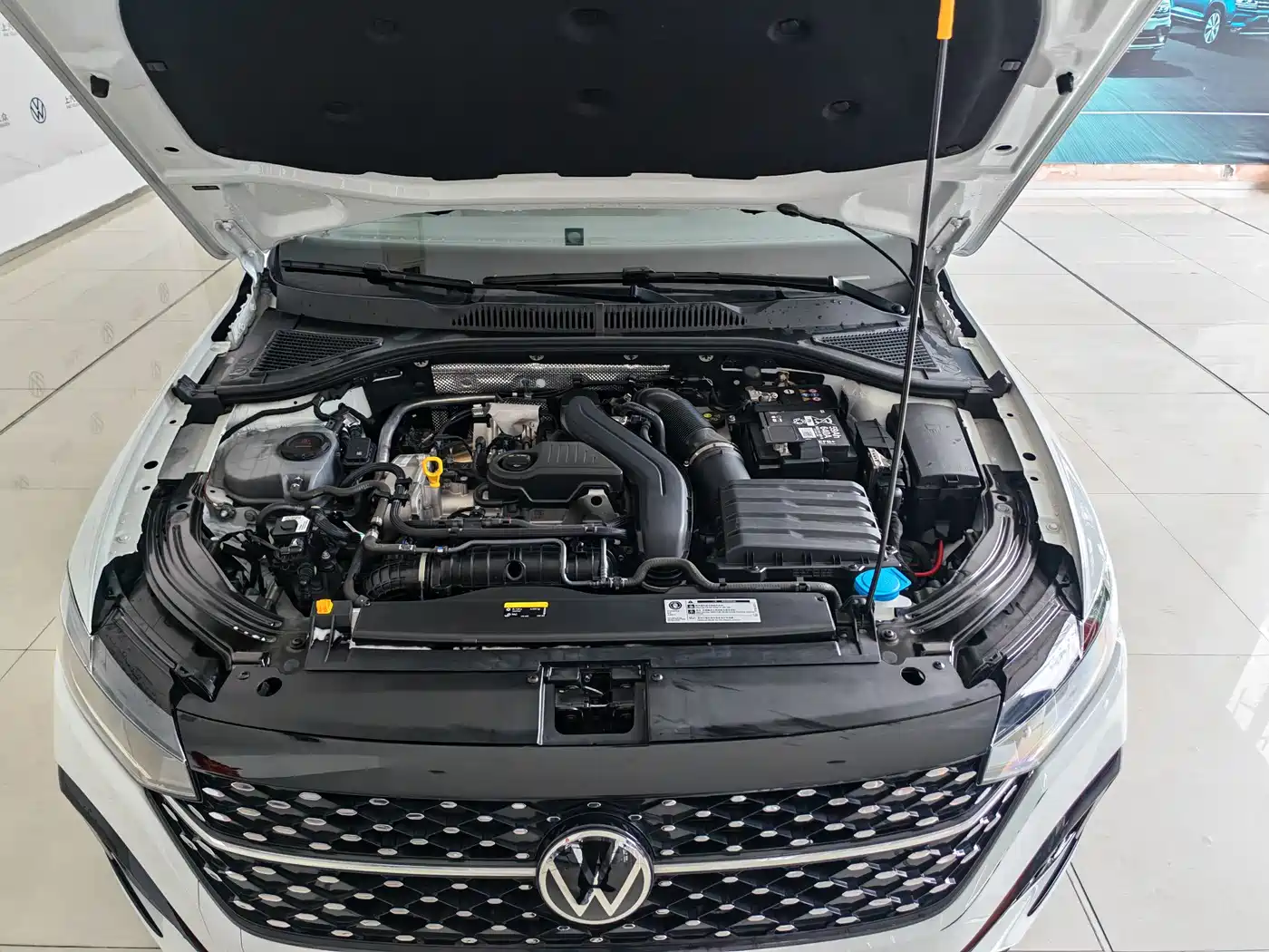 Volkswagen Lavida 2024 Model 300TSI DSG Starlight Leading Edition фото 3